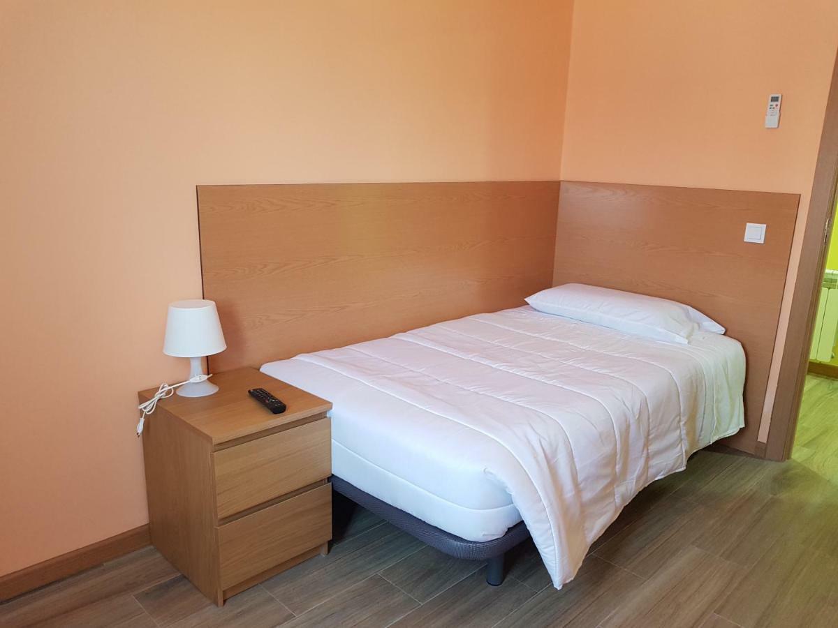 Hostal La Pared Torres de la Alameda Exterior photo