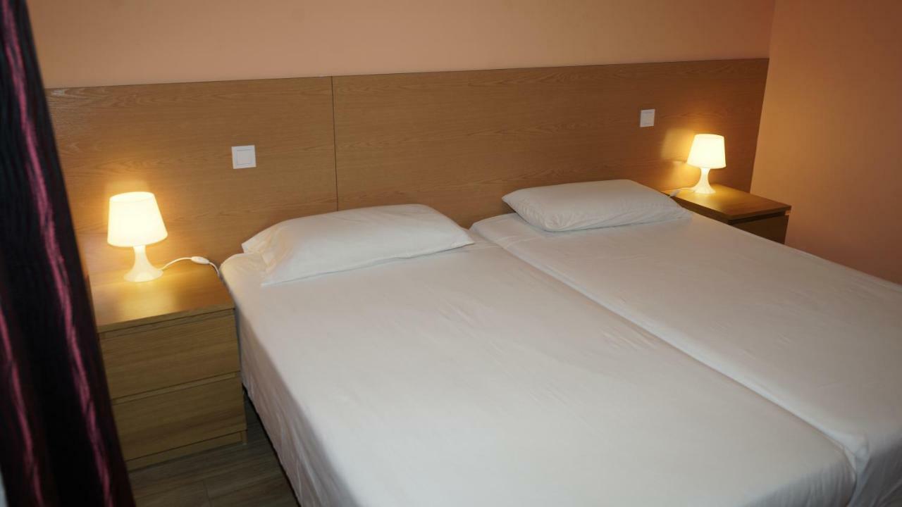 Hostal La Pared Torres de la Alameda Exterior photo