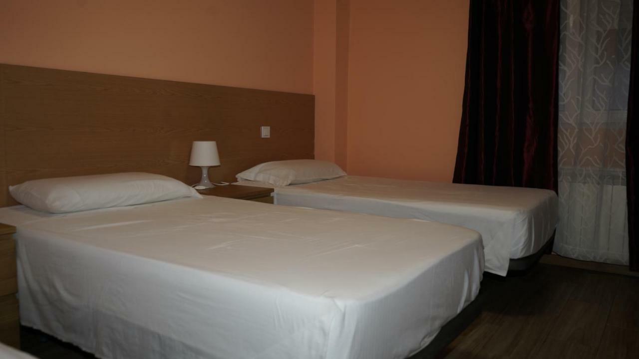 Hostal La Pared Torres de la Alameda Exterior photo