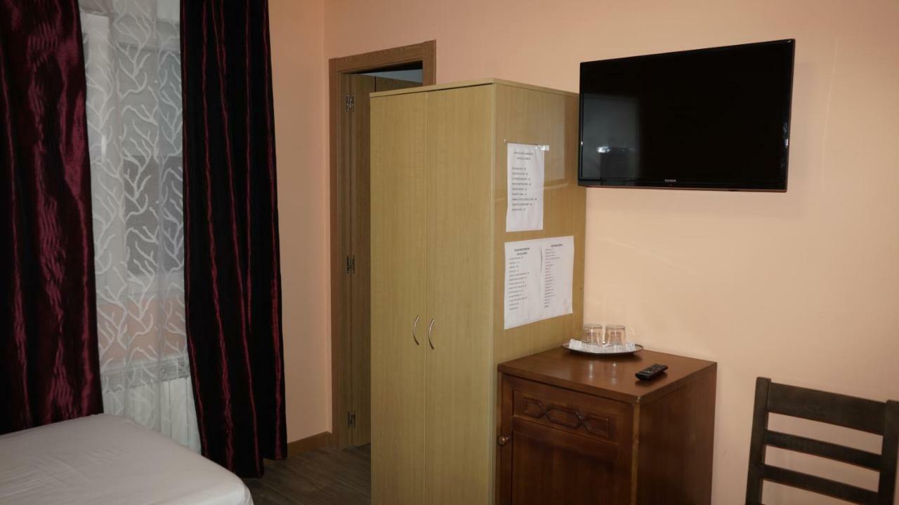 Hostal La Pared Torres de la Alameda Exterior photo