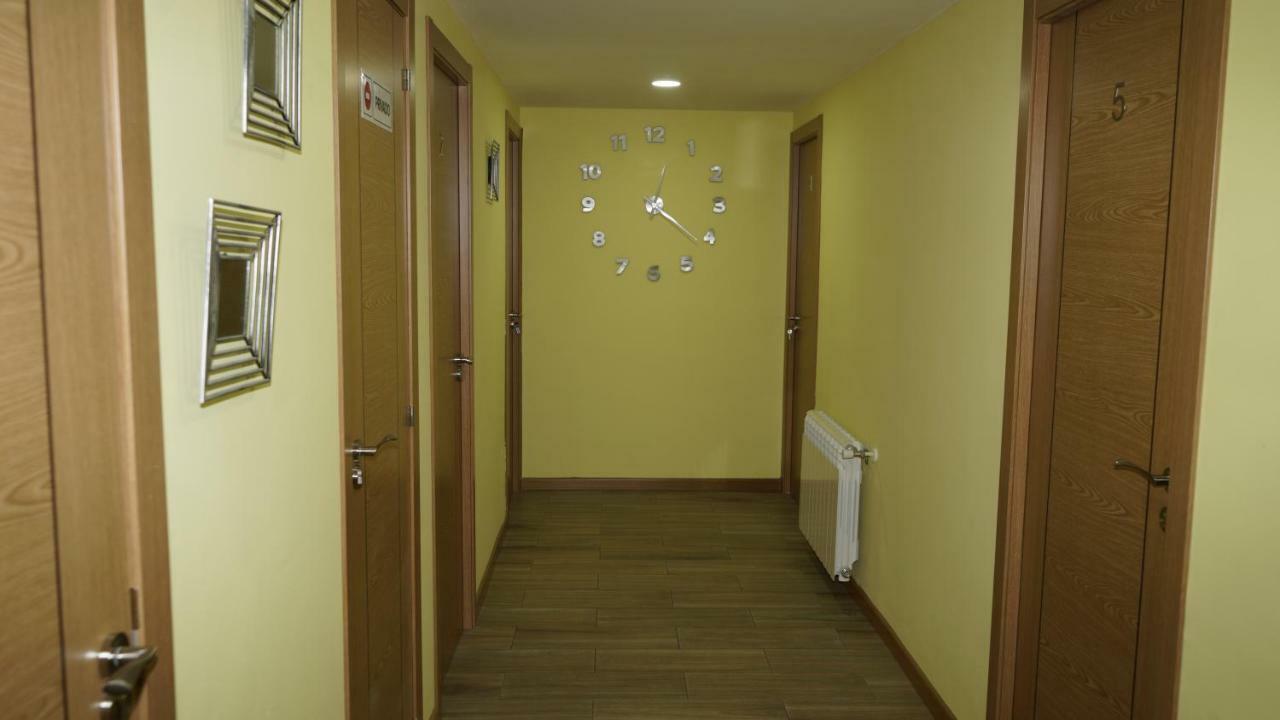 Hostal La Pared Torres de la Alameda Exterior photo